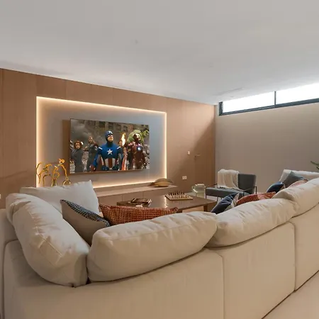 Villa Vacation I Thyma, Brand-new Villa, Swimming-pool, Cinema And Bar, Minutes From The Marina And The