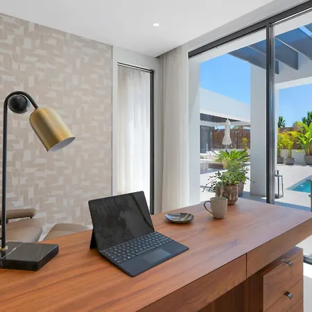 Vacation I Thyma, Brand-new Villa, Swimming-pool, Cinema And Bar, Minutes From The Marina And The Villa *